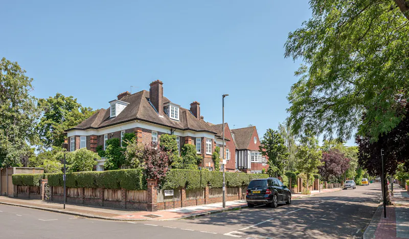 Large Period Putney House, E518 (photo 32)
