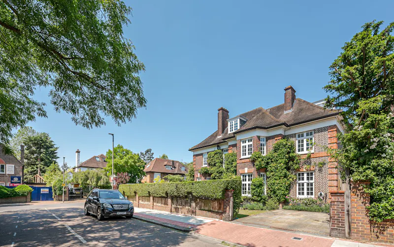 Large Period Putney House, E518 (photo 36)