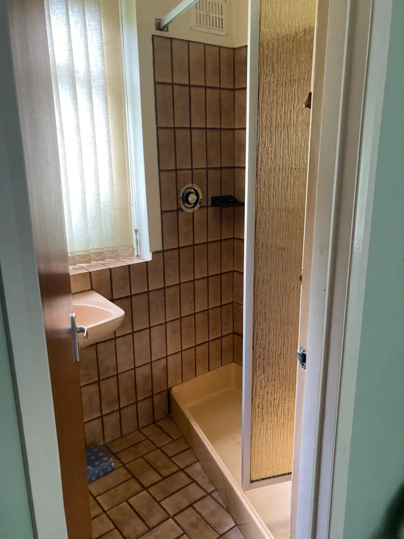 Shower at 1960's Welwyn Bungalow, D2729 (photo 18)