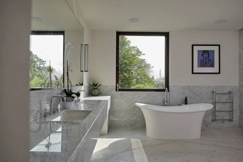 Bathroom at Sleek Rickmansworth pool house, K491 (photo 6)