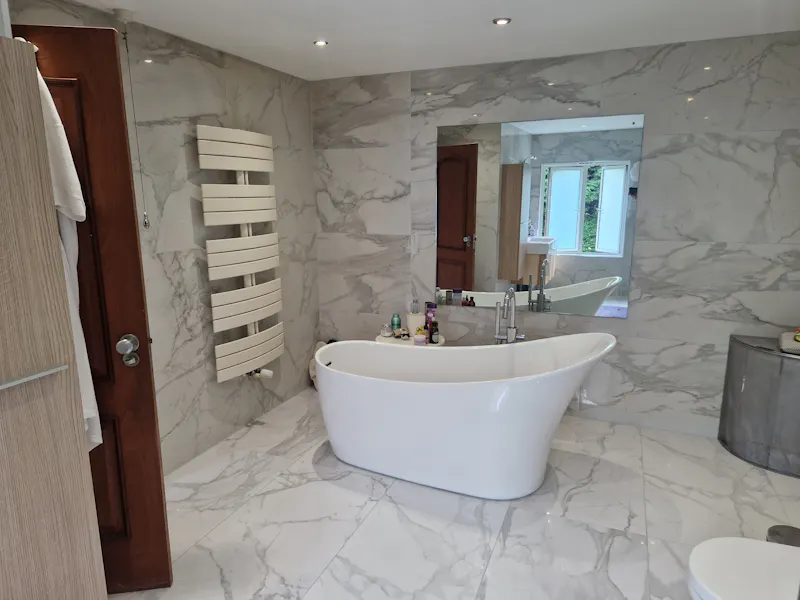 Bath - rolltop at 60s Stanmore suburban home, D2730 (photo 19)