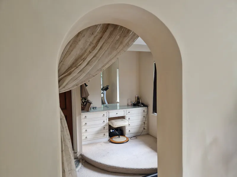 Dressing room at 60s Stanmore suburban home, D2730 (photo 14)