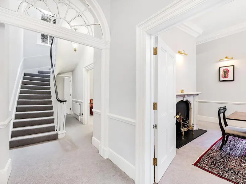 Entrance hall at Vacant Embankment townhouse, A1508 (photo 2)