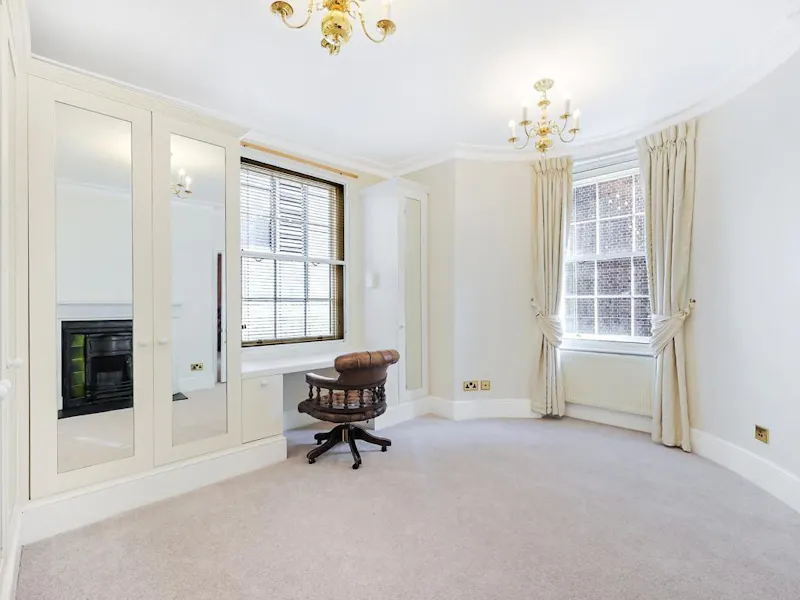 Dressing room at Vacant Embankment townhouse, A1508 (photo 12)
