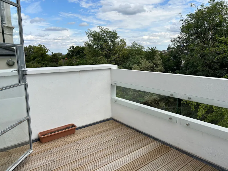 Balcony at Modern East Dulwich house, K493 (photo 17)
