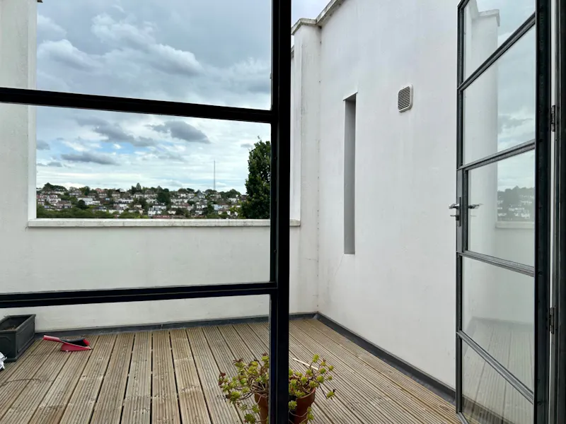 Balcony at Modern East Dulwich house, K493 (photo 10)