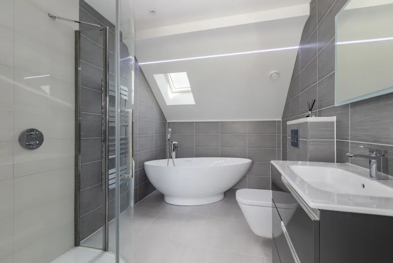 Bath - rolltop at Modern Chalet Watton-at-Stone, D2731 (photo 22)