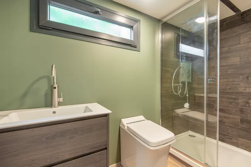 Bathroom at Sunny Ealing Family House, B1895 (photo 38)