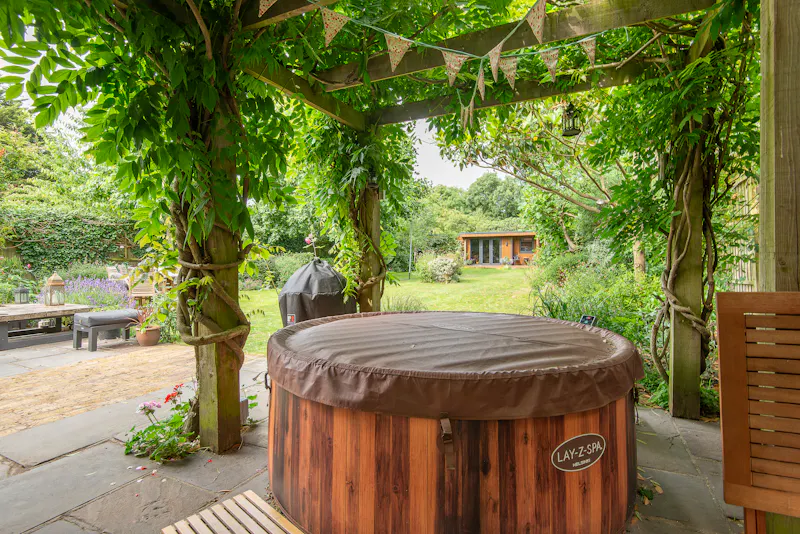 Jacuzzi at Sunny Ealing Family House, B1895 (photo 44)