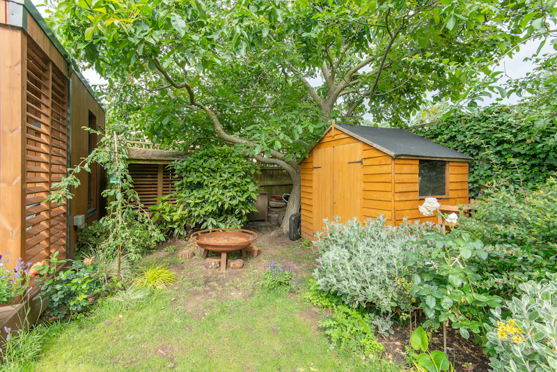Shed at Sunny Ealing Family House, B1895 (photo 33)