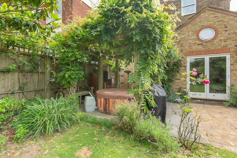 Sunny Ealing Family House, B1895 (photo 43)