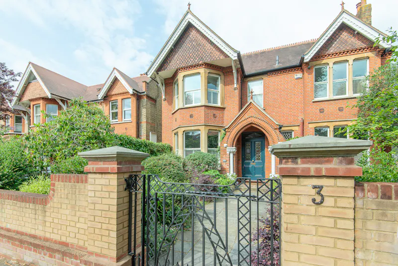 Sunny Ealing Family House, B1895 (photo 49)