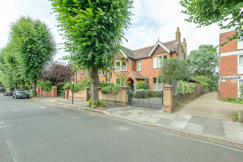 Sunny Ealing Family House, B1895 (photo 51)