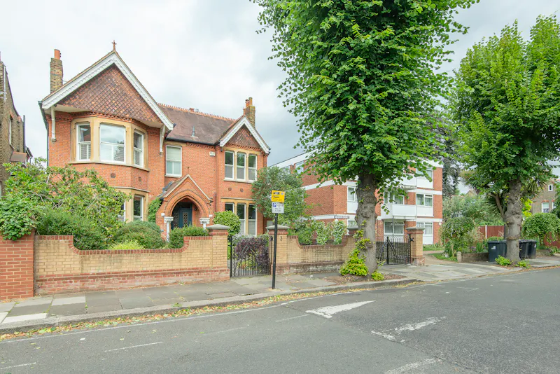 Sunny Ealing Family House, B1895 (photo 50)
