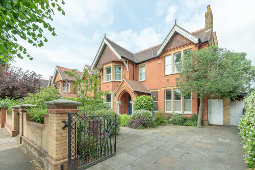 Sunny Ealing Family House, B1895