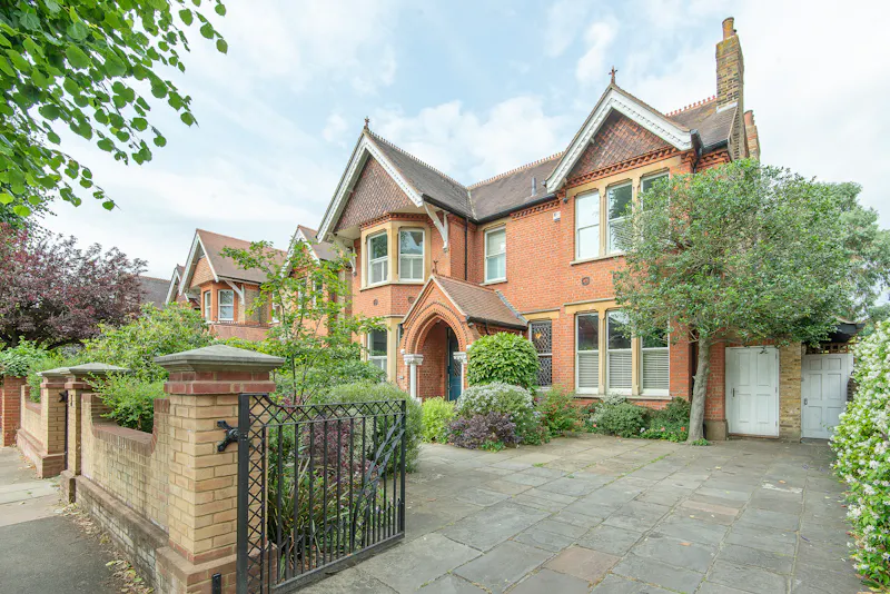 Driveway at Sunny Ealing Family House, B1895 (photo 1)