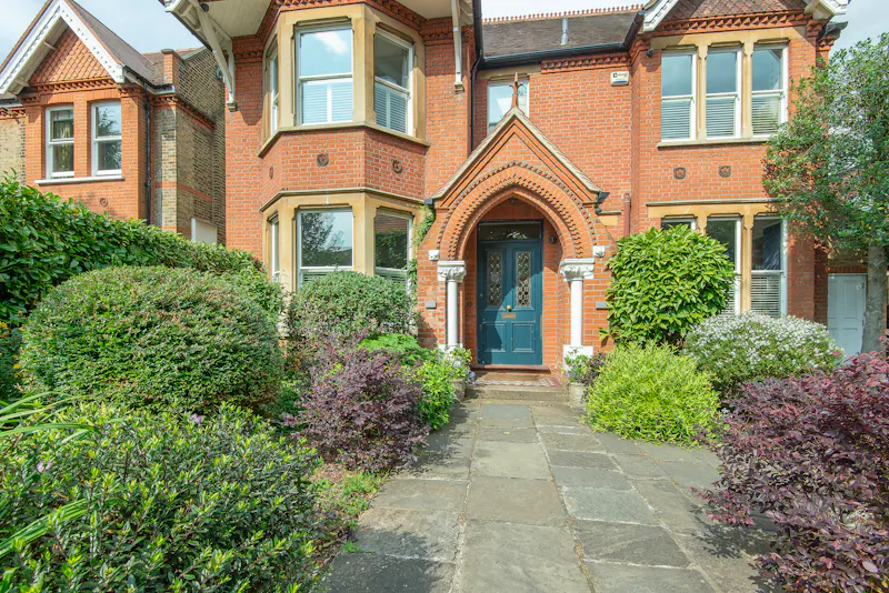 Sunny Ealing Family House, B1895 (photo 46)