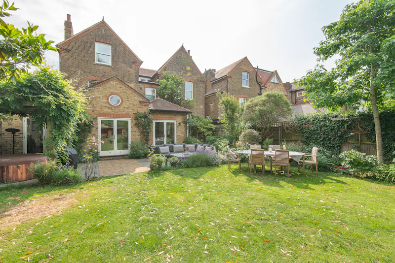 Sunny Ealing Family House, B1895 (photo 40)