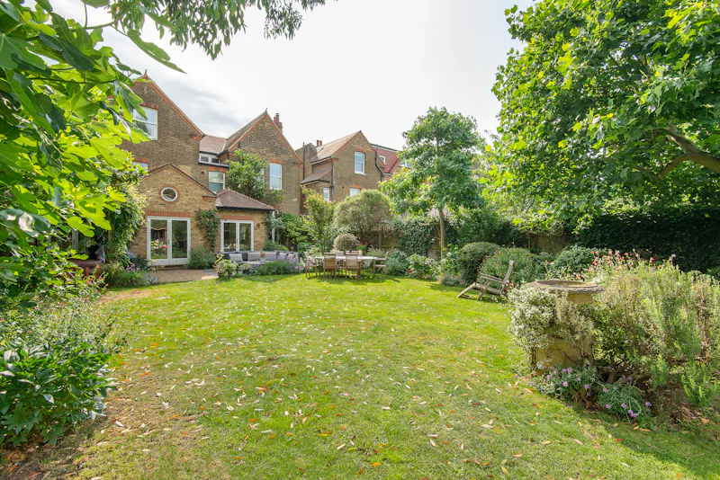 Garden at Sunny Ealing Family House, B1895 (photo 39)