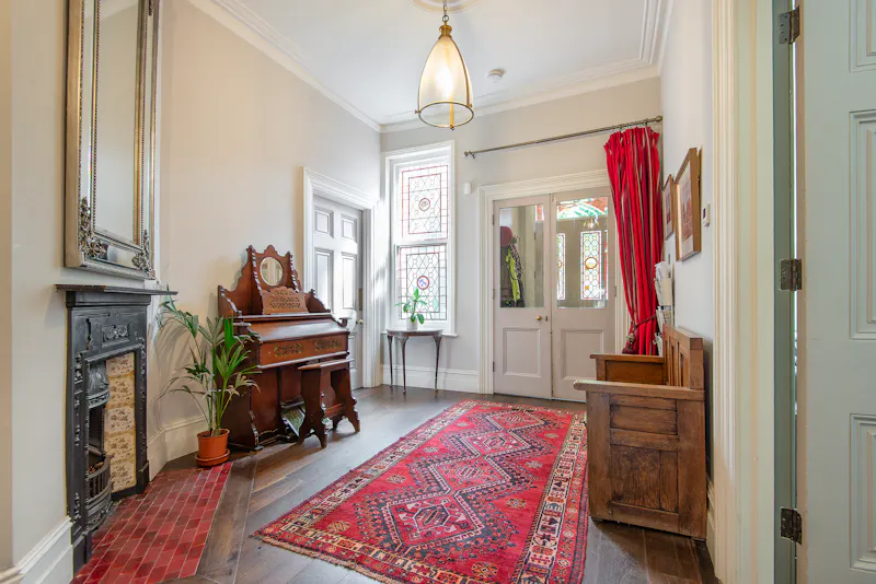 Sunny Ealing Family House, B1895 (photo 14)