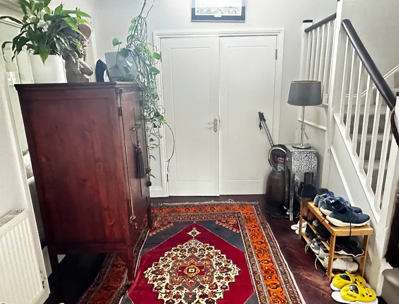Entrance hall at Cul-de-sac Richmond home, D2736 (photo 2)