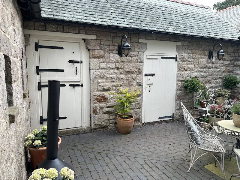 Courtyard at Colwyn Bay country house, W218 (photo 33)