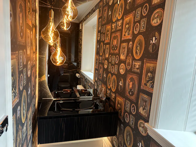 Wallpaper at Colwyn Bay country house, W218 (photo 12)