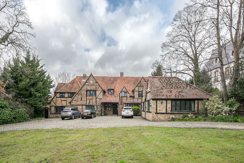 Driveway at Mill Hill Farmhouse, E372 (photo 1)