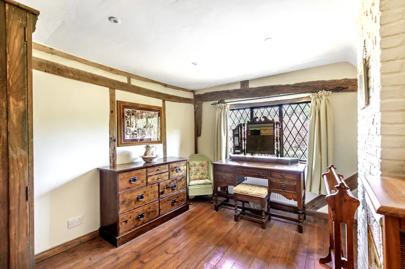 Picturesque Woking cottage, C939 (photo 8)