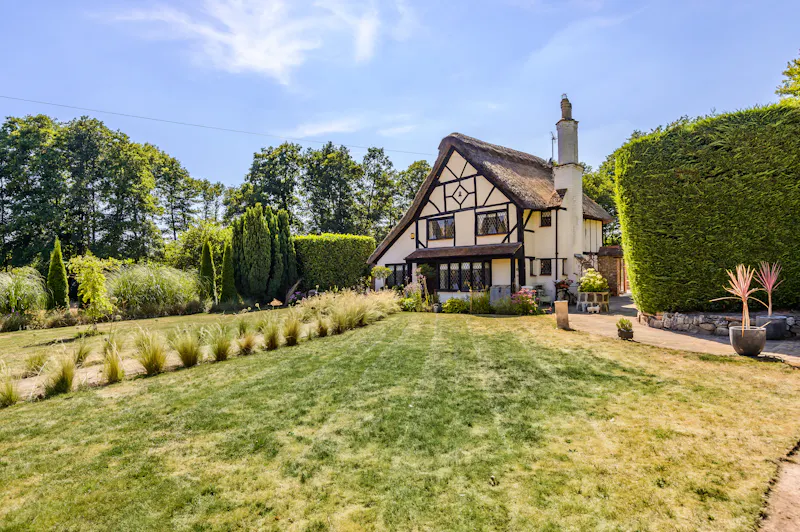 Picturesque Woking cottage, C939 (photo 37)