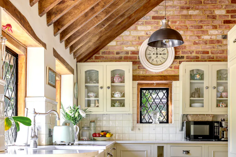 Picturesque Woking cottage, C939 (photo 13)