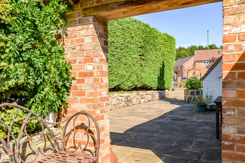 Picturesque Woking cottage, C939 (photo 35)