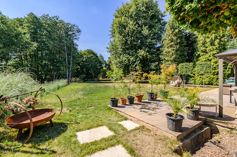 Picturesque Woking cottage, C939 (photo 33)