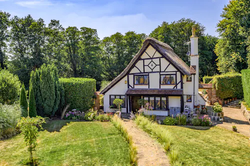 Picturesque Woking cottage, C939