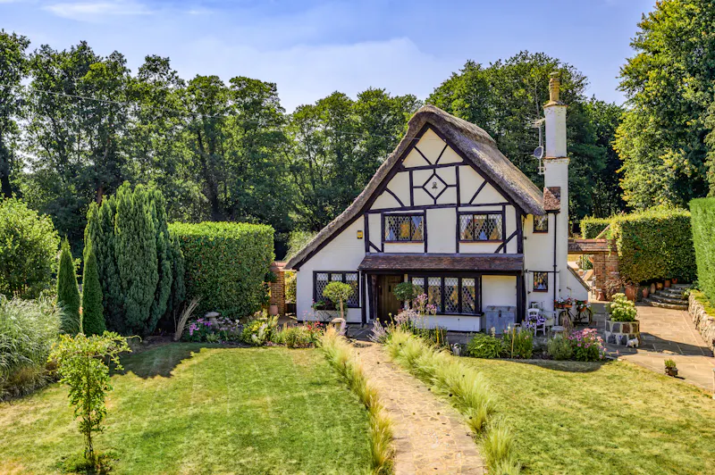 Picturesque Woking cottage, C939 (photo 1)