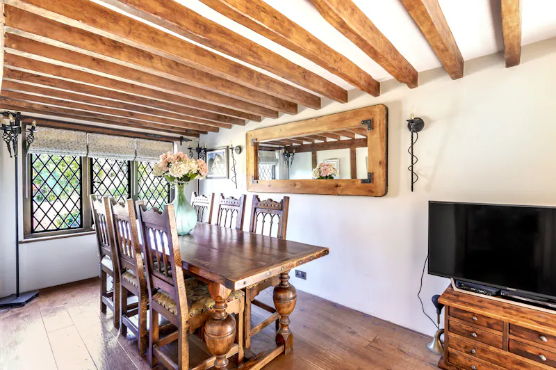Picturesque Woking cottage, C939 (photo 9)