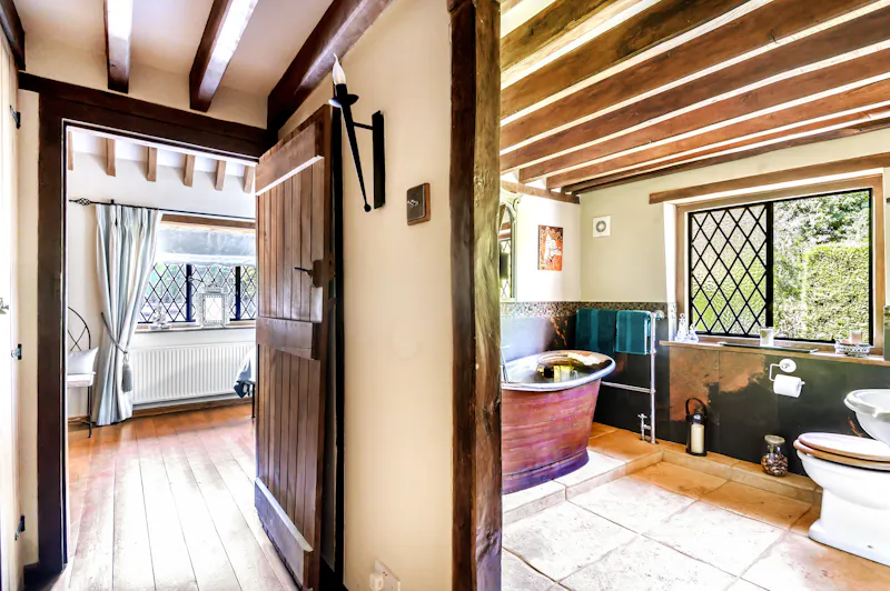 Picturesque Woking cottage, C939 (photo 22)