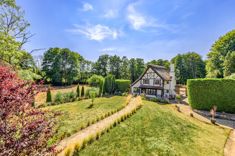 Picturesque Woking cottage, C939 (photo 41)