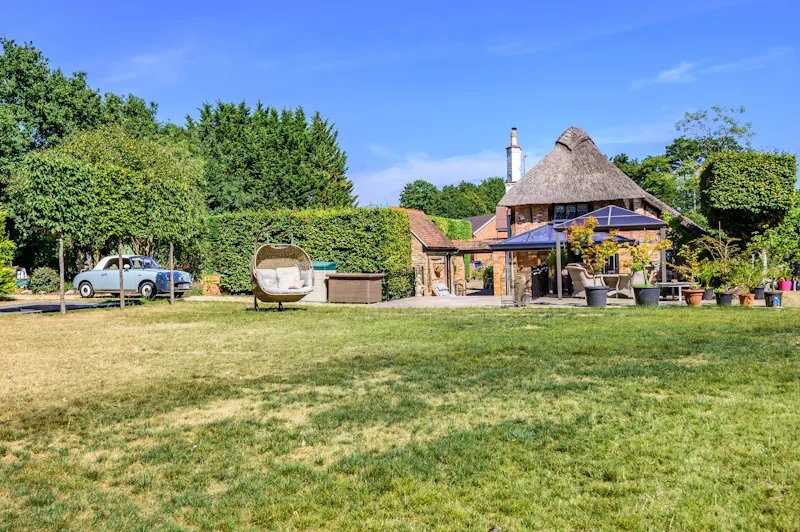 Garden at Picturesque Woking cottage, C939 (photo 32)