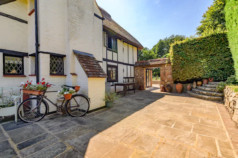 Picturesque Woking cottage, C939 (photo 36)