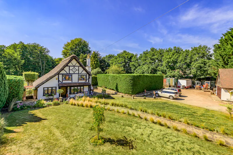 Picturesque Woking cottage, C939 (photo 40)