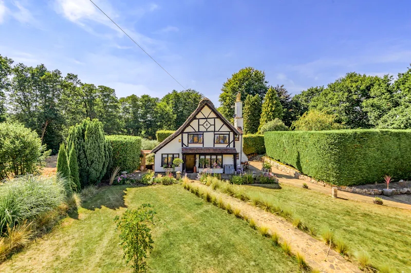 Picturesque Woking cottage, C939 (photo 39)