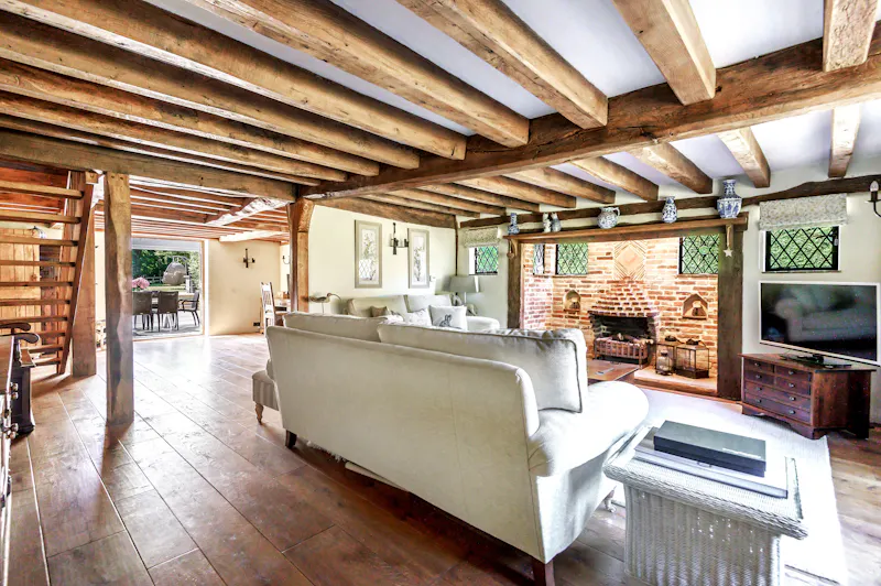 Picturesque Woking cottage, C939 (photo 6)