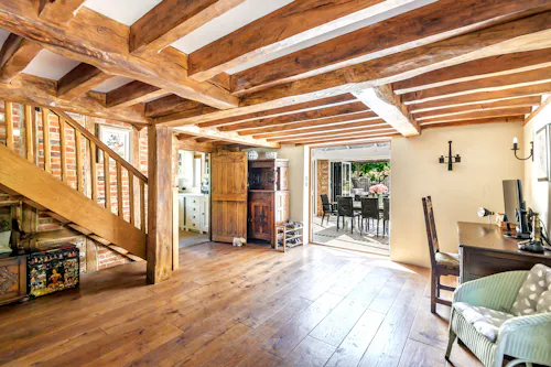 Picturesque Woking cottage, C939