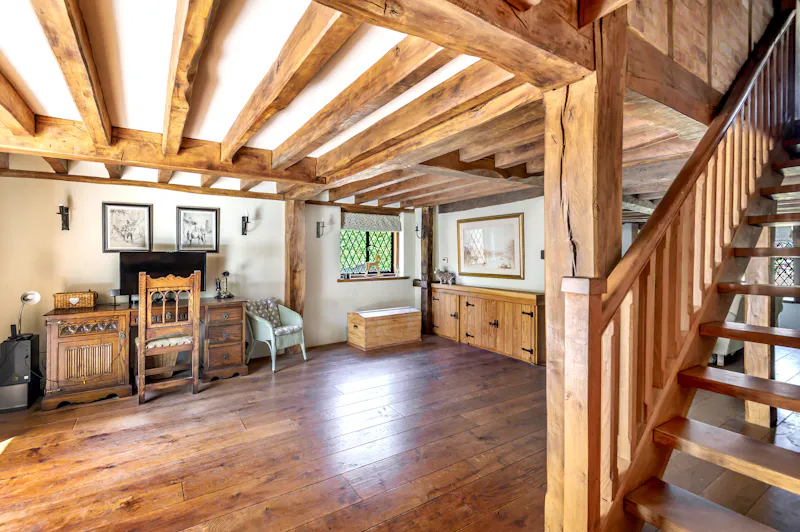 Picturesque Woking cottage, C939 (photo 7)