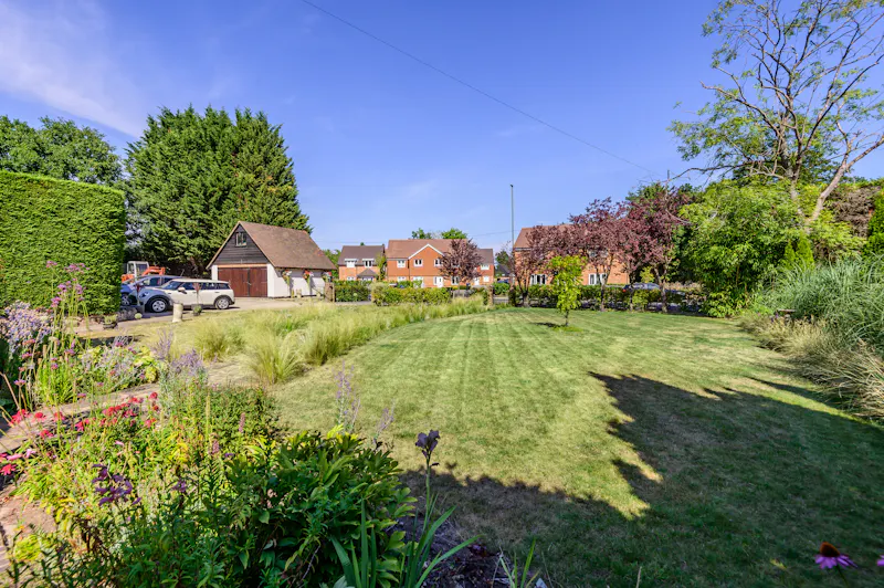 Picturesque Woking cottage, C939 (photo 34)