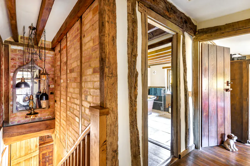 Picturesque Woking cottage, C939 (photo 17)