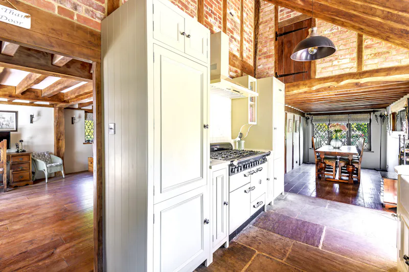 Picturesque Woking cottage, C939 (photo 12)