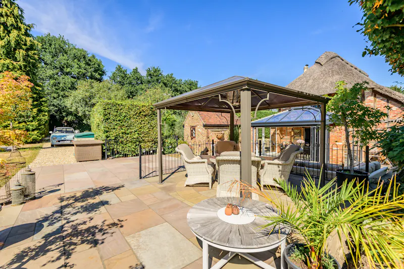Picturesque Woking cottage, C939 (photo 30)
