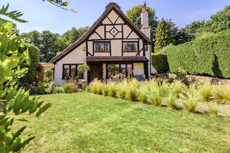 Picturesque Woking cottage, C939 (photo 38)
